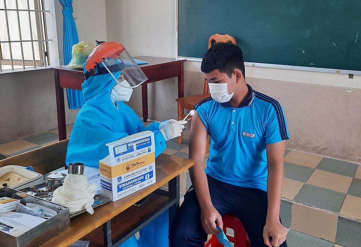 Nhân viên y tế tiêm chủng vắc xin phòng COVID-19 mũi 2 cho học sinh Trường THCS Văn Lương (huyện Long Điền).