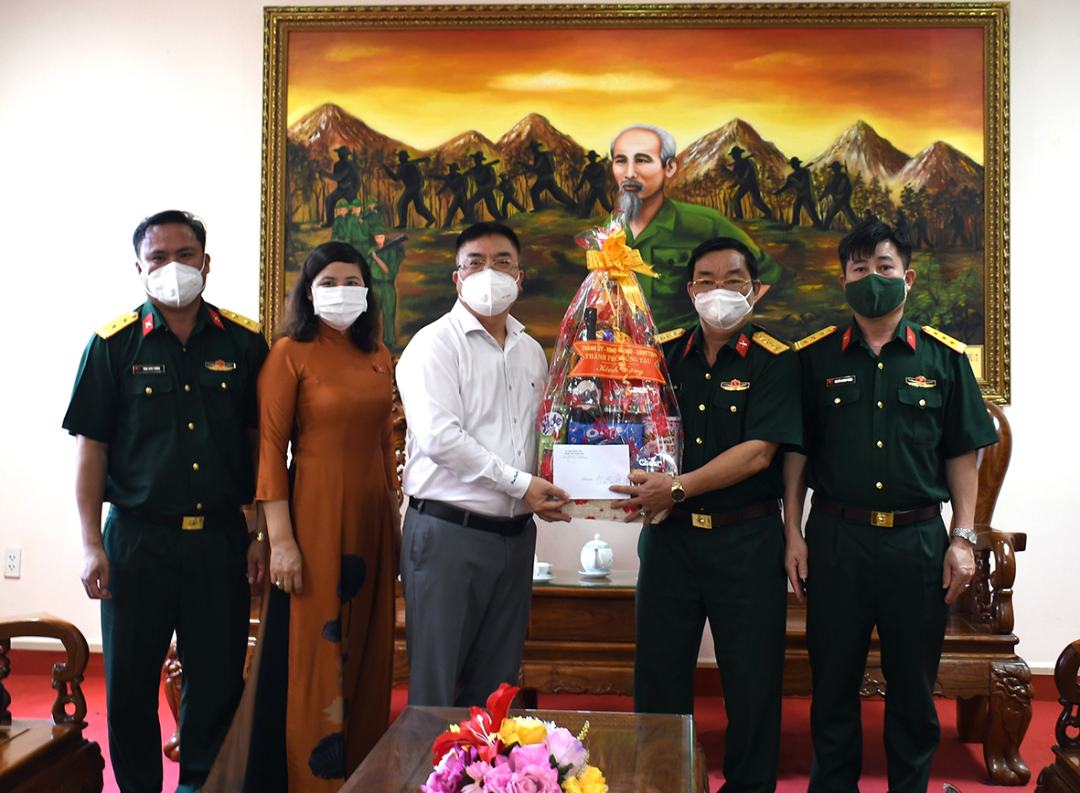 Ông Hoàng Vũ Thảnh, Phó Bí thư Thành ủy, Chủ tịch UBND TP. Vũng Tàu tặng quà Bộ Chỉ huy Quân sự tỉnh BR-VT.