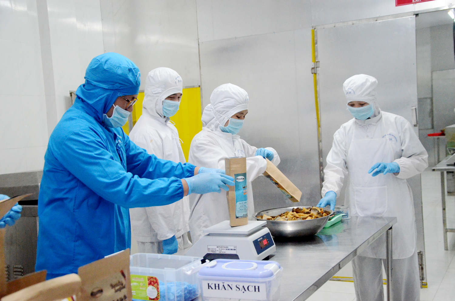 Công nhân Công ty Baseafood sản xuất các sản phẩm chế biến phục vụ thị trường Tết Nguyên đán Nhâm Dần 2022.