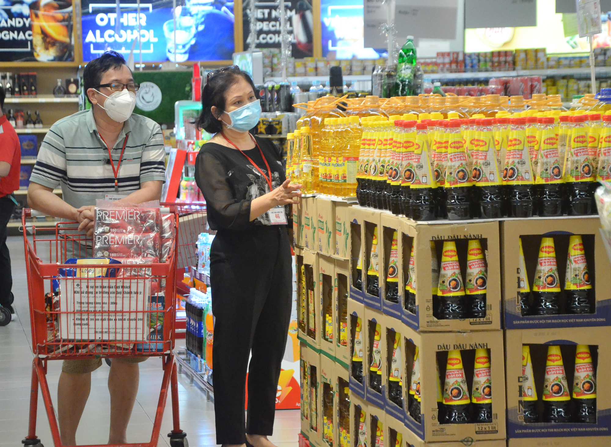Hàng hóa phục vụ Tết Nguyên đán đã được các siêu thị đưa lên kệ hàng.  Trong ảnh: Người dân tham quan, mua sắm tại Lotte Mart Vũng Tàu.