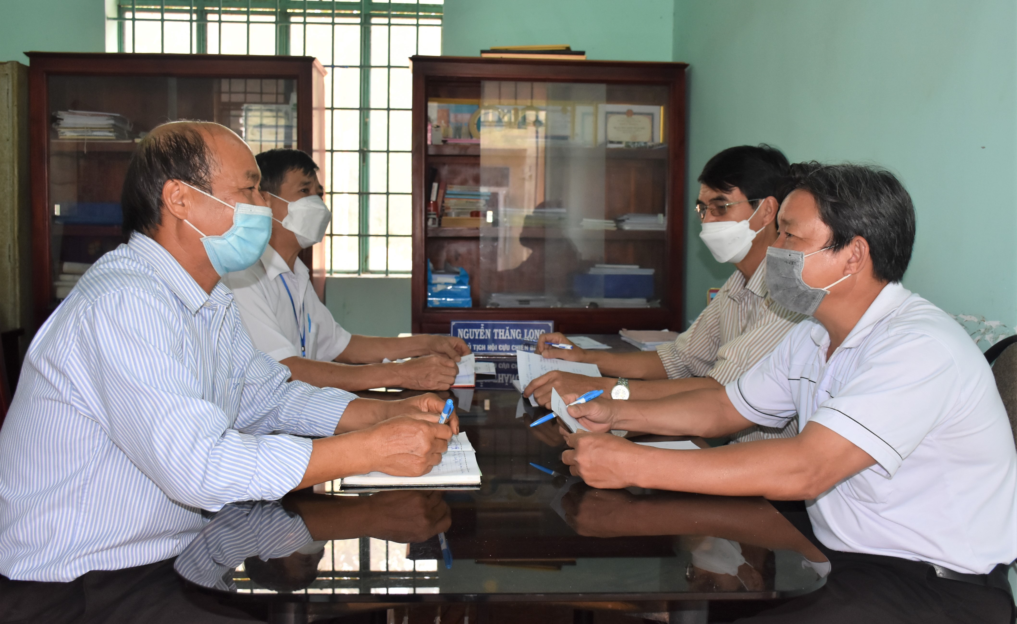 CCB Hoàng Quyết Chiến (thứ hai, từ phải qua) cùng các thành viên Hội CCB xã Hòa Hội (huyện Xuyên Mộc) trong 1 buổi sinh hoạt.