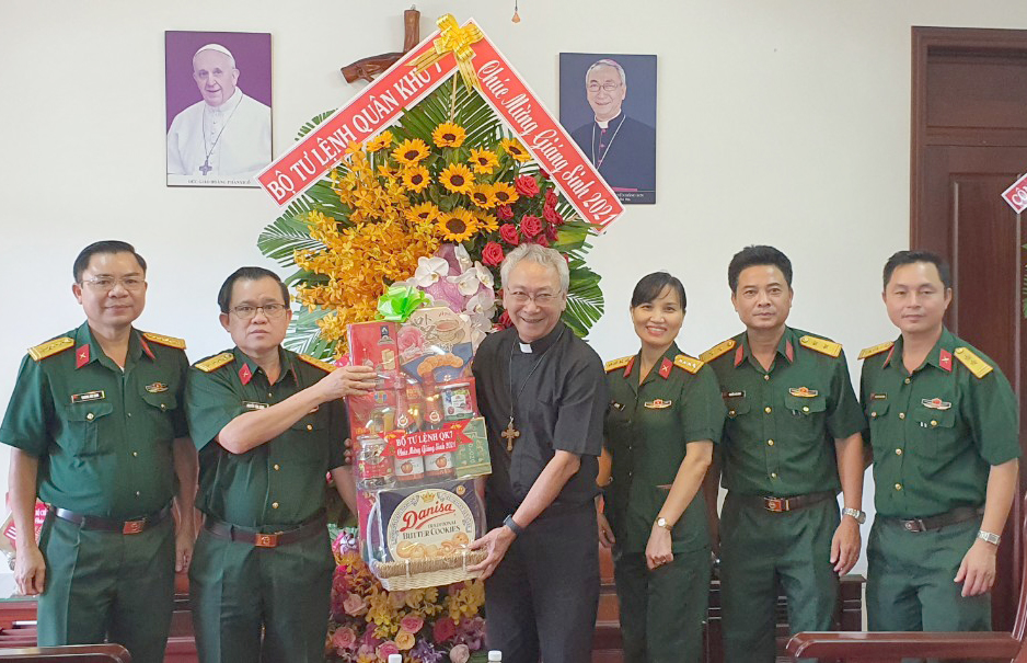 Lãnh đạo Bộ CHQS tỉnh thăm, tặng quà  Tòa Giám mục Bà Rịa.