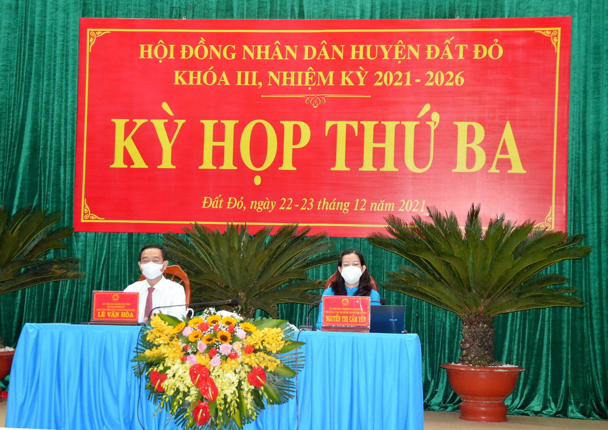 Ông Lê Văn Hòa, Bí thư Huyện ủy, Chủ tịch HĐND huyện Đất Đỏ; bà Nguyễn Thị Cẩm Yến, Phó Chủ tịch HĐND huyện Đất Đỏ chủ tọa Kỳ họp.
