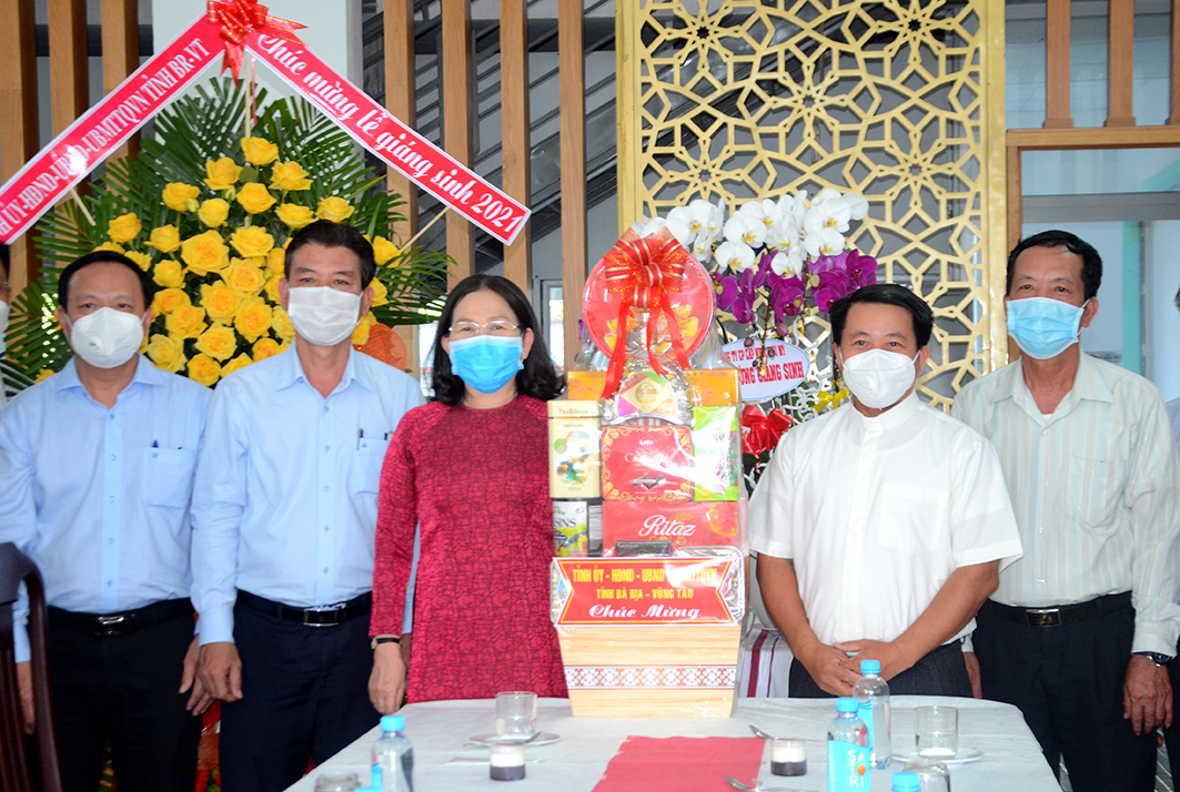 Bà Nguyễn Thị Yến, Phó Bí thư Thường trực Tỉnh ủy, Trưởng Đoàn ĐBQH tỉnh chúc mừng và tặng quà Linh mục Vũ Văn Hoàng, Chánh xứ Giáo xứ Lam Sơn, phường Phước Hòa, TX. Phú Mỹ. Ảnh: CẨM NHUNG