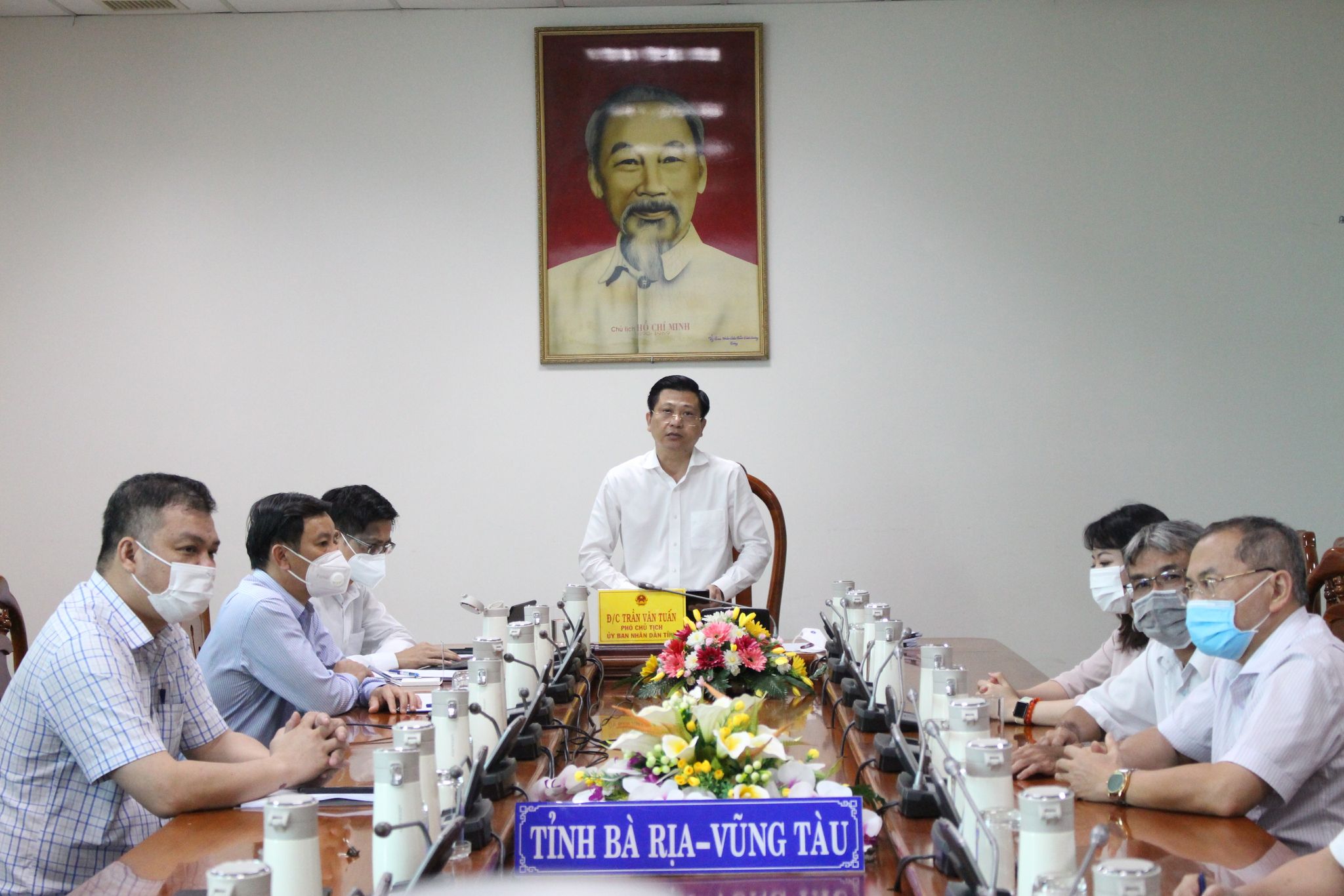 Ông Trần Văn Tuấn, Phó Chủ tịch UBND tỉnh phát biểu tại hội nghị trực tuyến.
