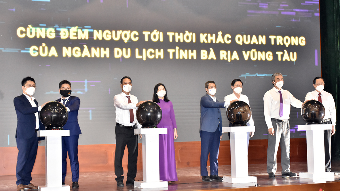 Ông Nguyễn Lê Phúc, Phó Tổng Cục trưởng Tổng cục Du lịch (thứ tư từ phải qua); ông Lê Ngọc Khánh, Phó Chủ tịch UBND tỉnh (thứ ba từ phải qua) và các đại biểu ấn nút khai mạc Hội chợ Du lịch trực tuyến “Cất cánh du lịch Bà Rịa-Vũng Tàu 2021”.