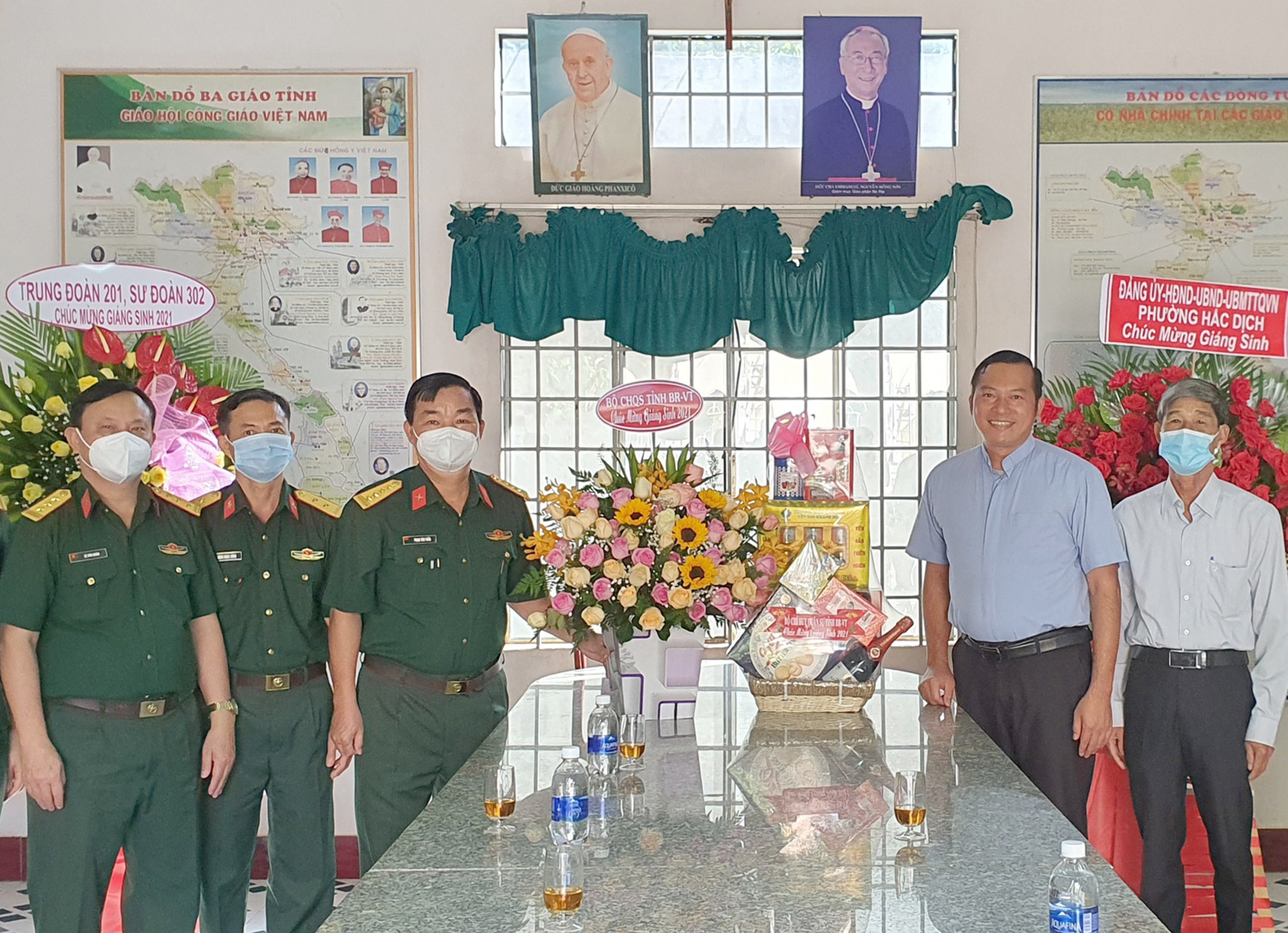 Lãnh đạo Bộ CHQS tỉnh thăm, tặng quà Giáo xứ Xuân Ngọc (phường Hắc Dịch, TX. Phú Mỹ).