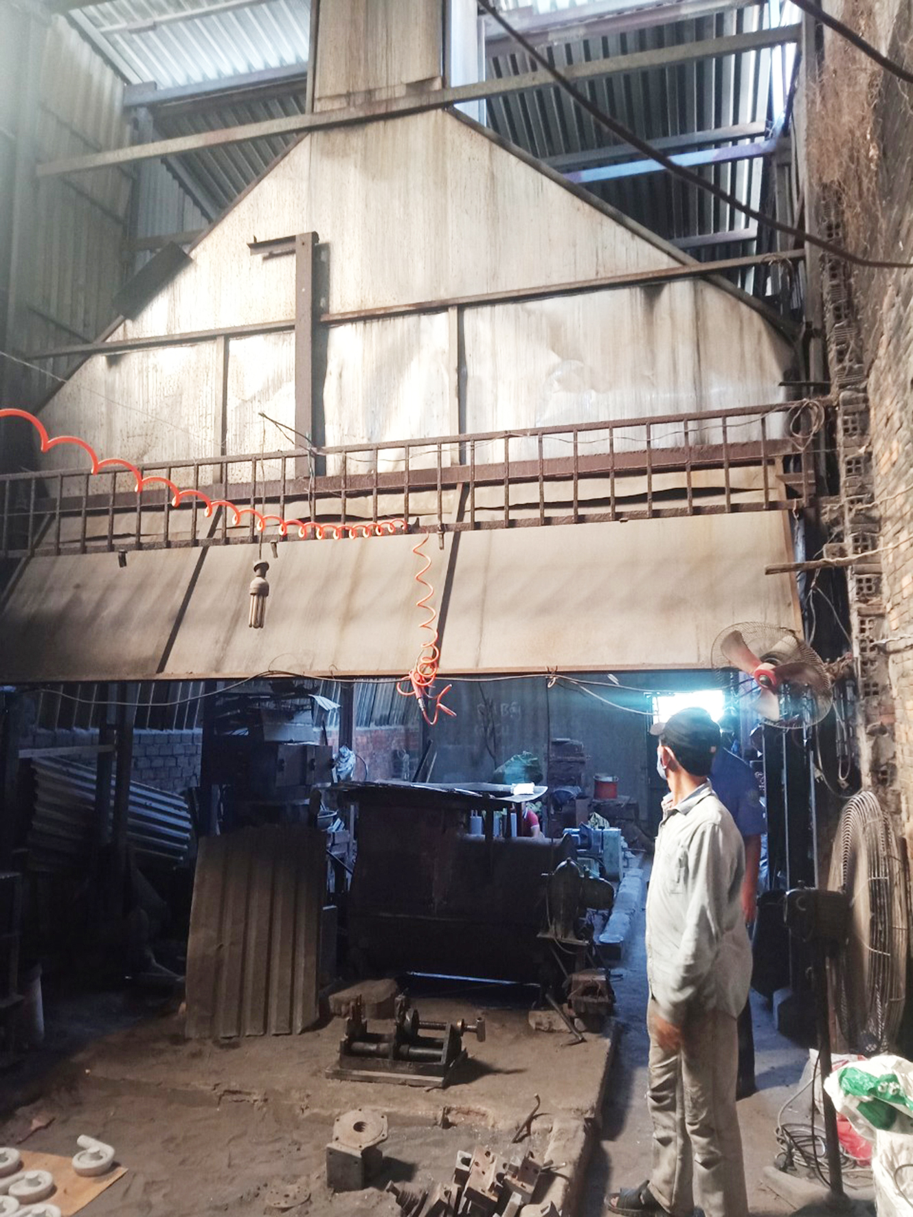 Ống khói trong khu đúc đồng thải khói không được xử lý ra  môi trường.