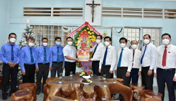 Ông Phạm Viết Thanh, Ủy viên Trung ương Đảng, Bí thư Tỉnh ủy, Chủ tịch HĐND tỉnh chúc mừng và tặng quà Linh mục Nguyễn Châu Sinh, Chánh xứ và Ban hành Giáo xứ Vinh Hà.