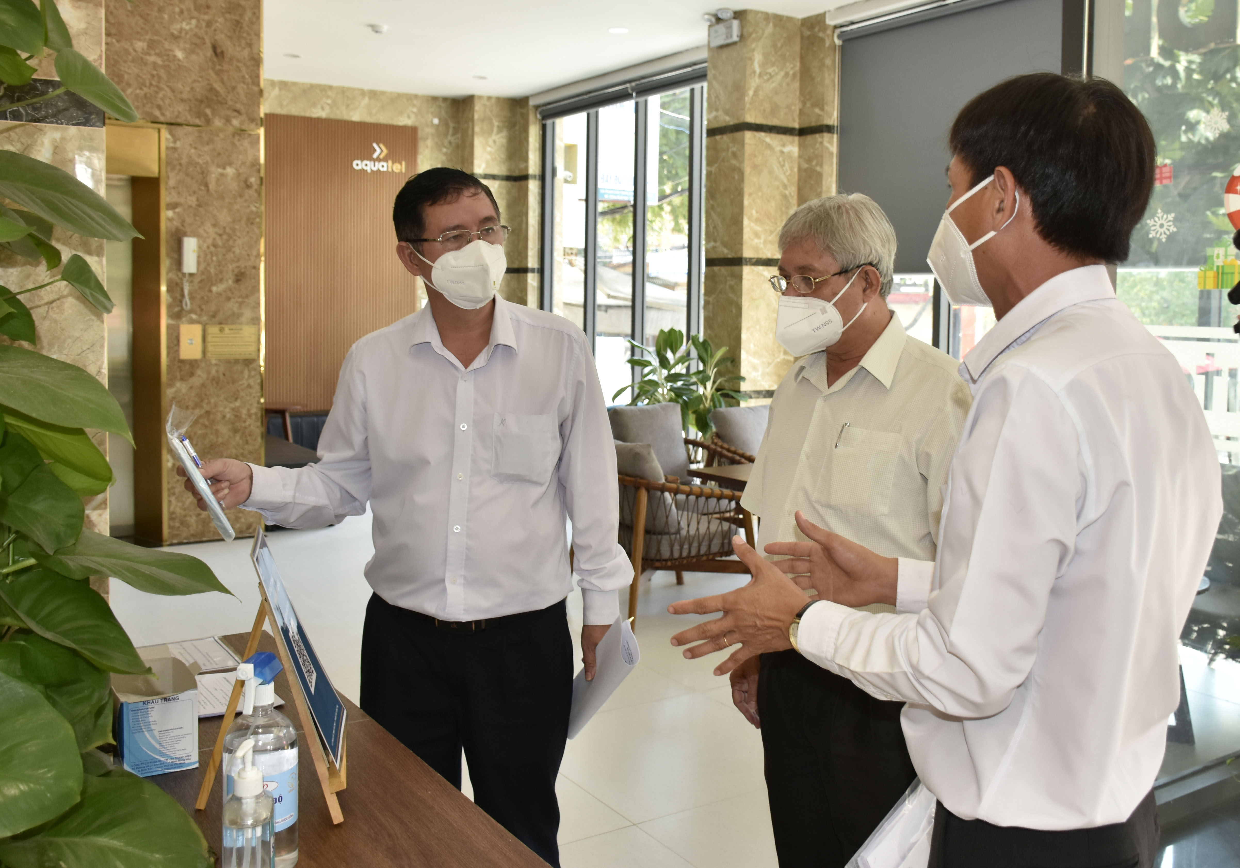 Đoàn công tác của Sở Du lịch kiểm tra khu vực đặt nước sát khuẩn, kiểm tra thân nhiệt, hướng dẫn phòng dịch tại khách sạn Aquatel .