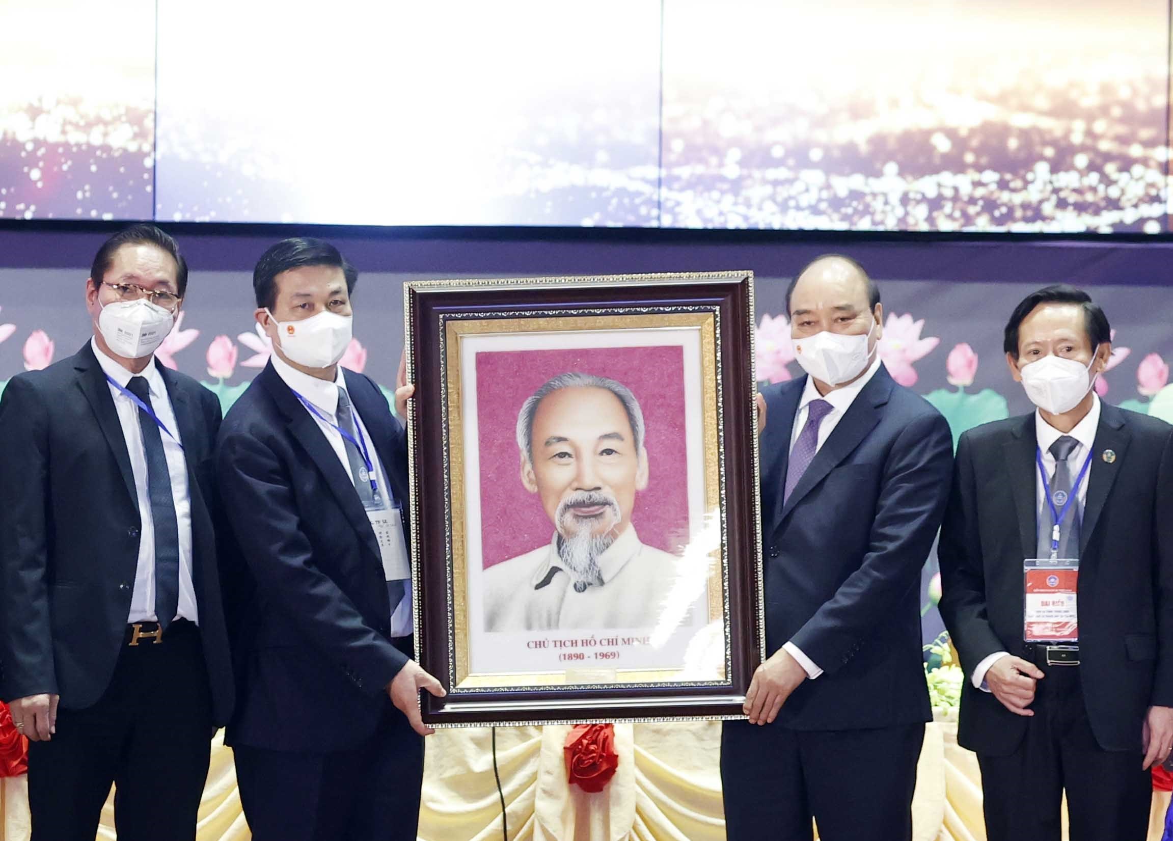 Chủ tịch nước Nguyễn Xuân Phúc tặng Đại hội bức tranh chân dung Chủ tịch Hồ Chí Minh. Ảnh: THỐNG NHẤT