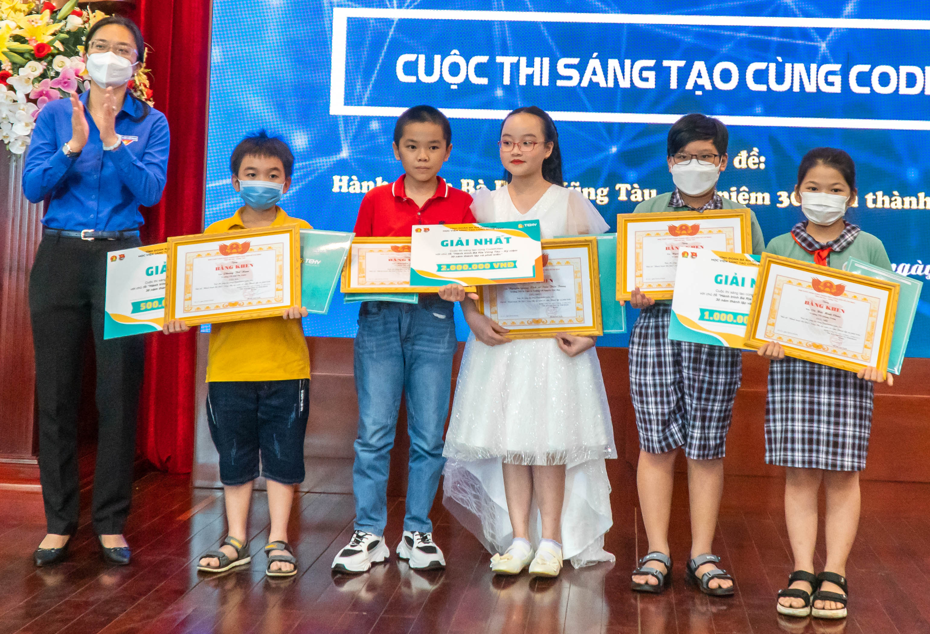 Chị Hồ Thị Ánh Tuyết, Bí thư Tỉnh Đoàn trao giải Nhất, Nhì, Ba cho các tác giả ở khối TH.