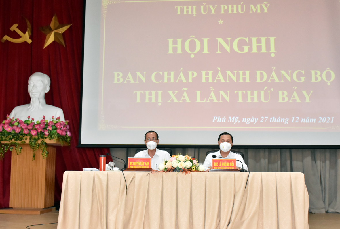 Ông Lê Hoàng Hải, Bí thư Thị ủy, Chủ tịch HĐND TX.Phú Mỹ; ông Nguyễn Văn Thắm, Phó Bí thư Thị ủy, Chủ tịch UBND TX.Phú Mỹ chủ trì hội nghị.