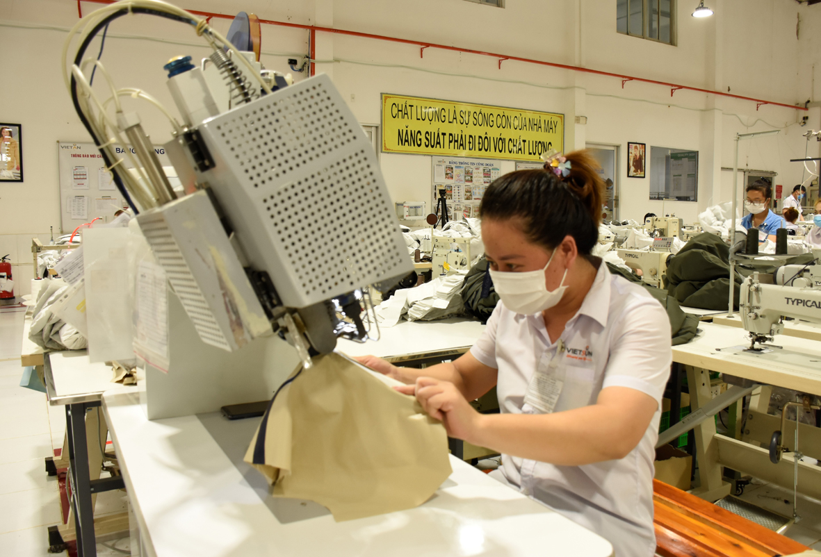 Công nhân Công ty TNHH Quốc tế Việt An (phường Hắc Dịch, TX.Phú Mỹ) gia công hàng thời trang xuất khẩu.