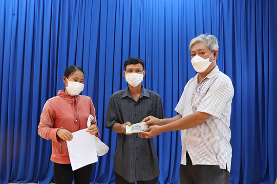 Ông Thân Xuân Động (bên phải), Phó Chủ tịch Hội Nông dân huyện Châu Đức trao vốn vay 50 triệu đồng từ Quỹ Hỗ trợ nông dân tỉnh cho hộ hội viên Nguyễn Thành Thánh (thôn 1, xã Suối Rao) để thực hiện Dự án “Nuôi bò sinh sản”.