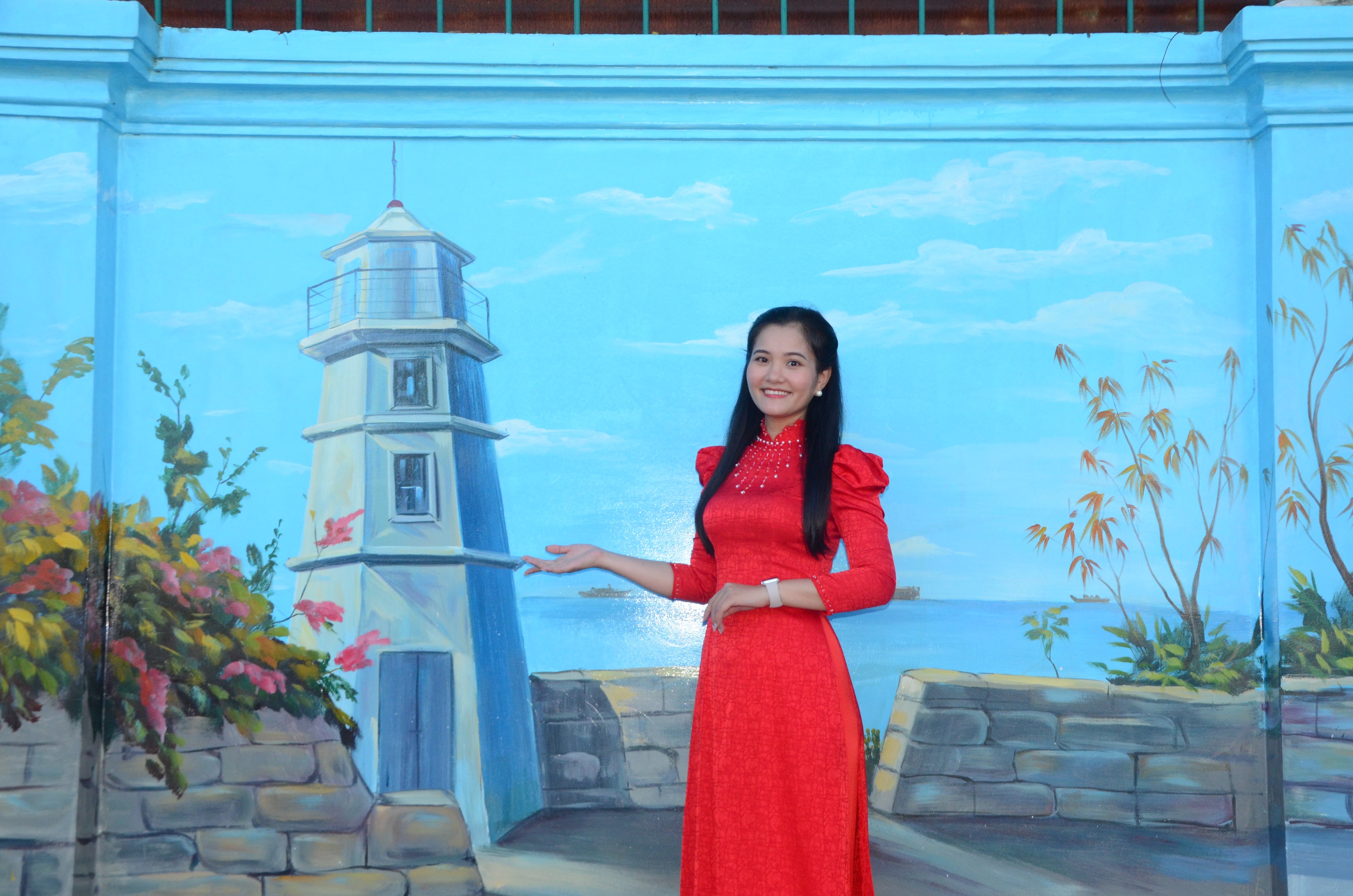 Hình ảnh Ngọn Hải Đăng được tái hiện tại “Đường tranh bích họa”.