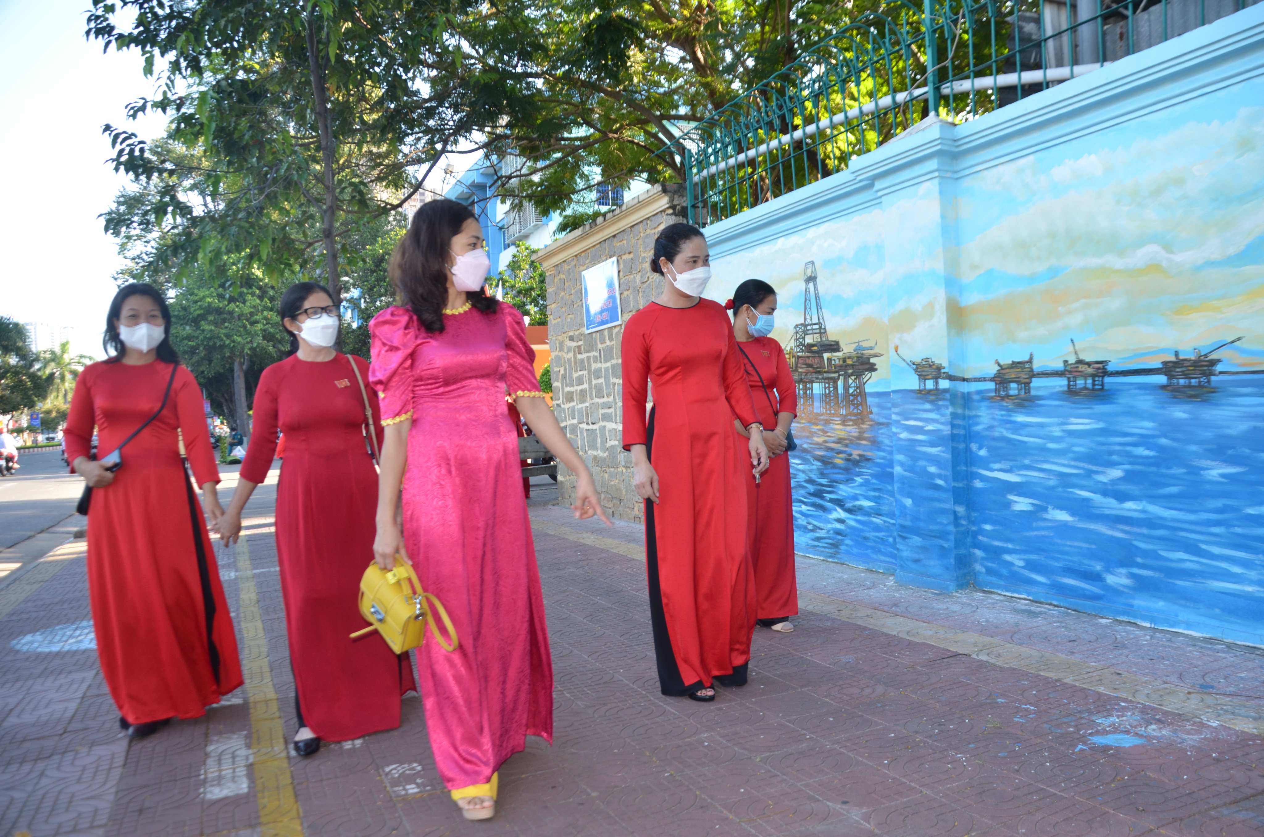 “Đường tranh bích họa” mang lại không gian tươi sáng, đẹp cho cho thành phố biển.