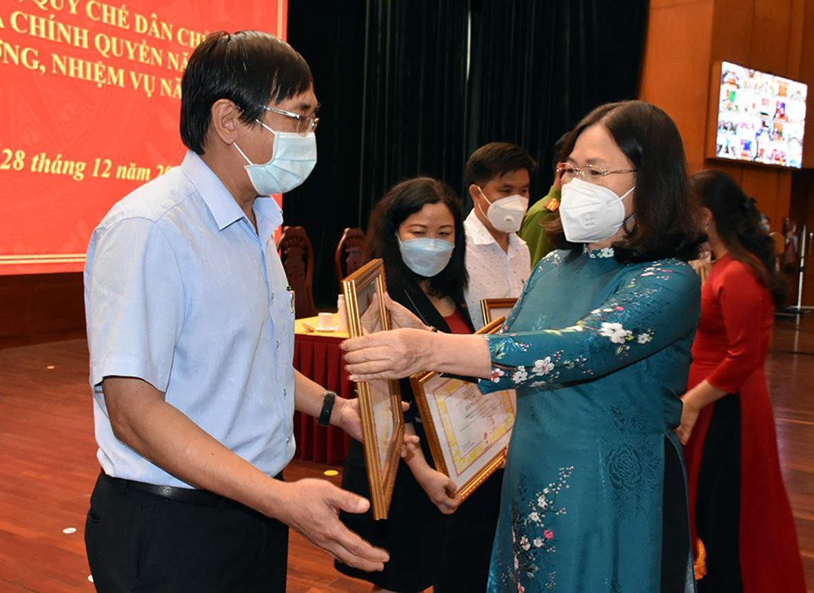 Bà Nguyễn Thị Yến, Phó Bí thư Thường trực Tỉnh ủy, Trưởng Đoàn ĐBQH tỉnh trao Bằng khen của Chủ tịch UBND tỉnh cho Báo BR-VT vì đã có thành tích xuất sắc trong công tác 