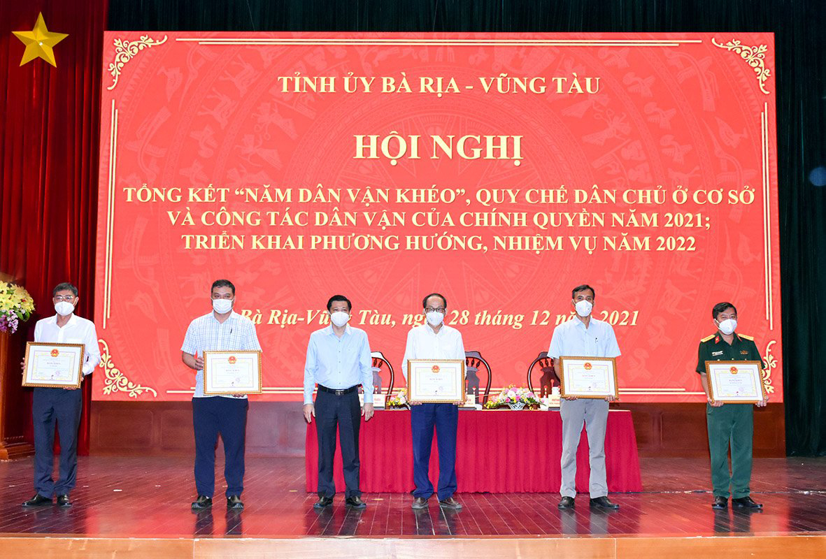 Ông Trần Văn Tuấn, Ủy viên Ban Thường vụ Tỉnh ủy, Phó Chủ tịch UBND tỉnh trao Bằng khen của Chủ tịch UBND tỉnh cho các tập thể có thành tích xuất sắc trong thực hiện công tác Dân vận của chính quyền năm 2021.