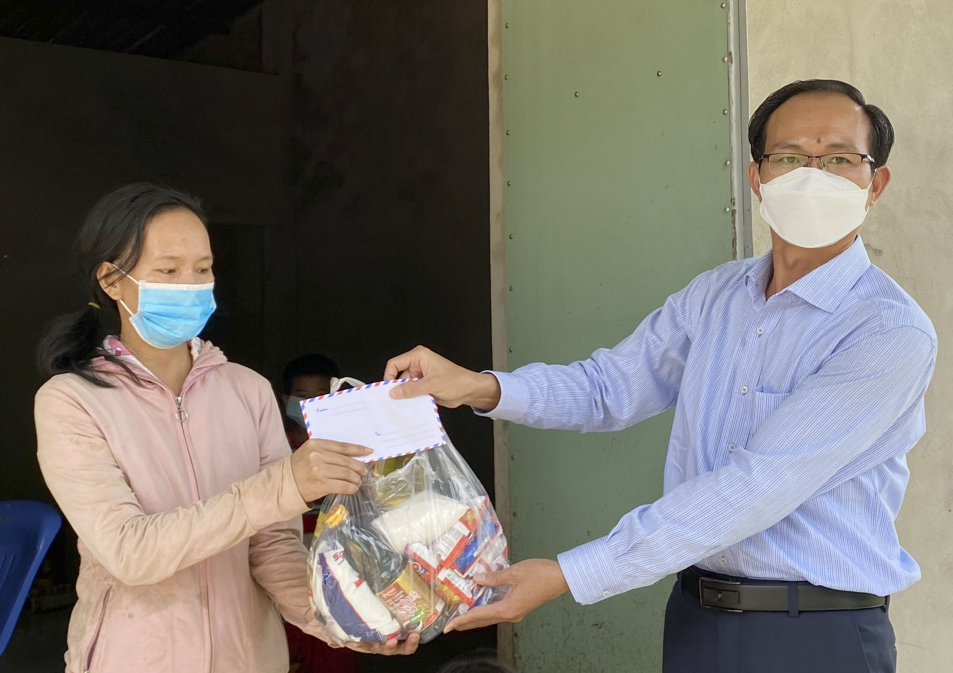 Công tác chăm lo an sinh xã hội được TX. Phú Mỹ thực hiện chu đáo, giúp người dân vững tâm vượt qua dịch bệnh. Trong ảnh: Ông Phan Minh Hợp, Bí thư Đảng ủy phường Hắc Dịch, TX. Phú Mỹ tặng nhu yếu phẩm cho một gia đình nghèo trên địa bàn.