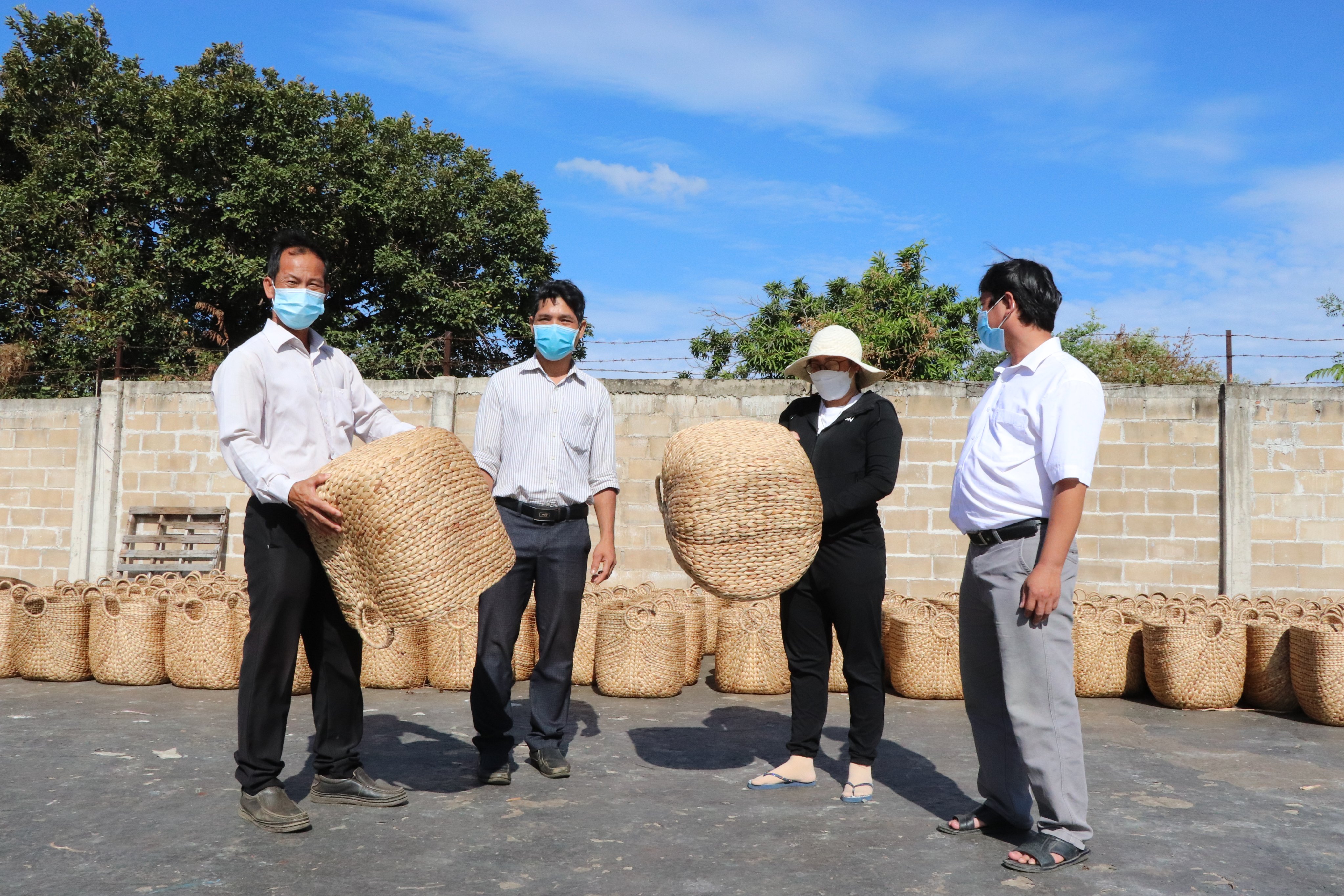 Cán bộ Hội Nông dân các huyện, thị xã, thành phố tìm hiểu mô hình đan giỏ lục bình tại TT. Long Hải (huyện Long Điền).