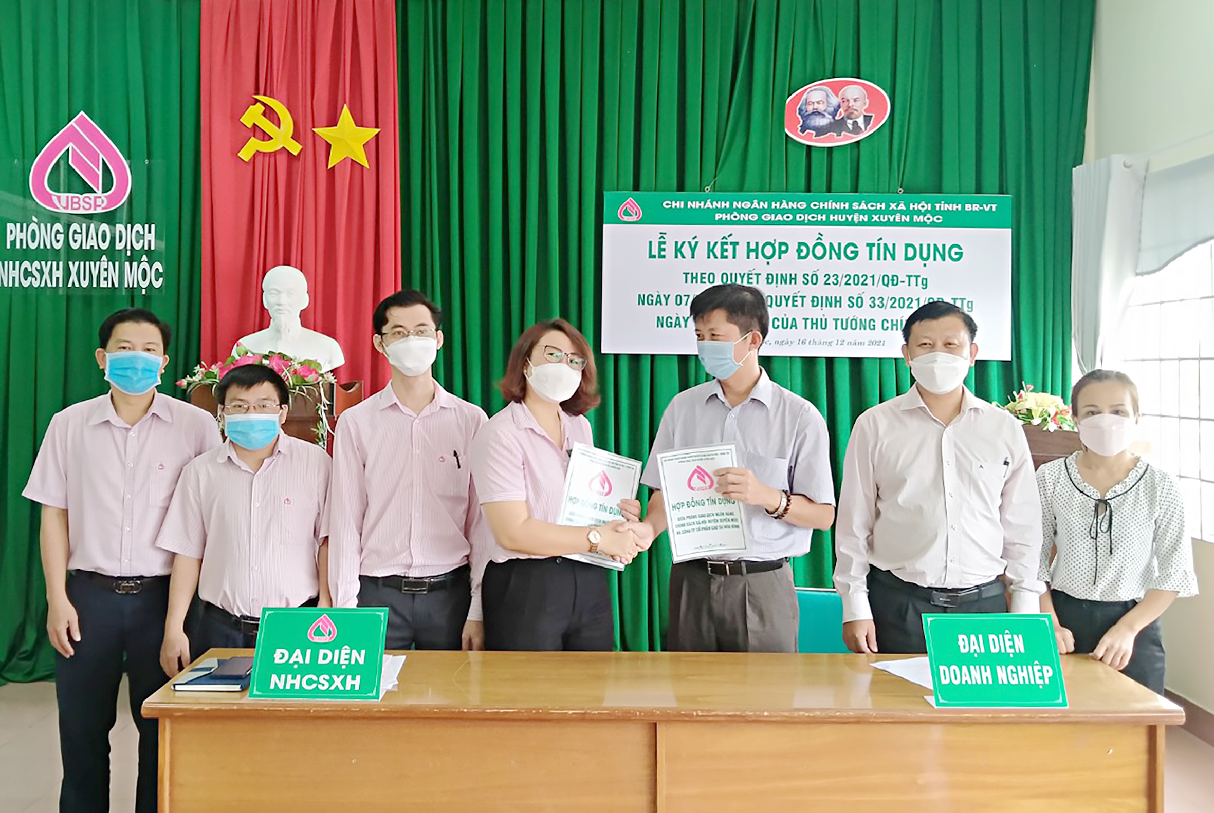 Đại diện NHCSXH huyện Xuyên Mộc trao hợp đồng tín dụng cho vay trả lương ngừng việc cho DN tại địa phương.