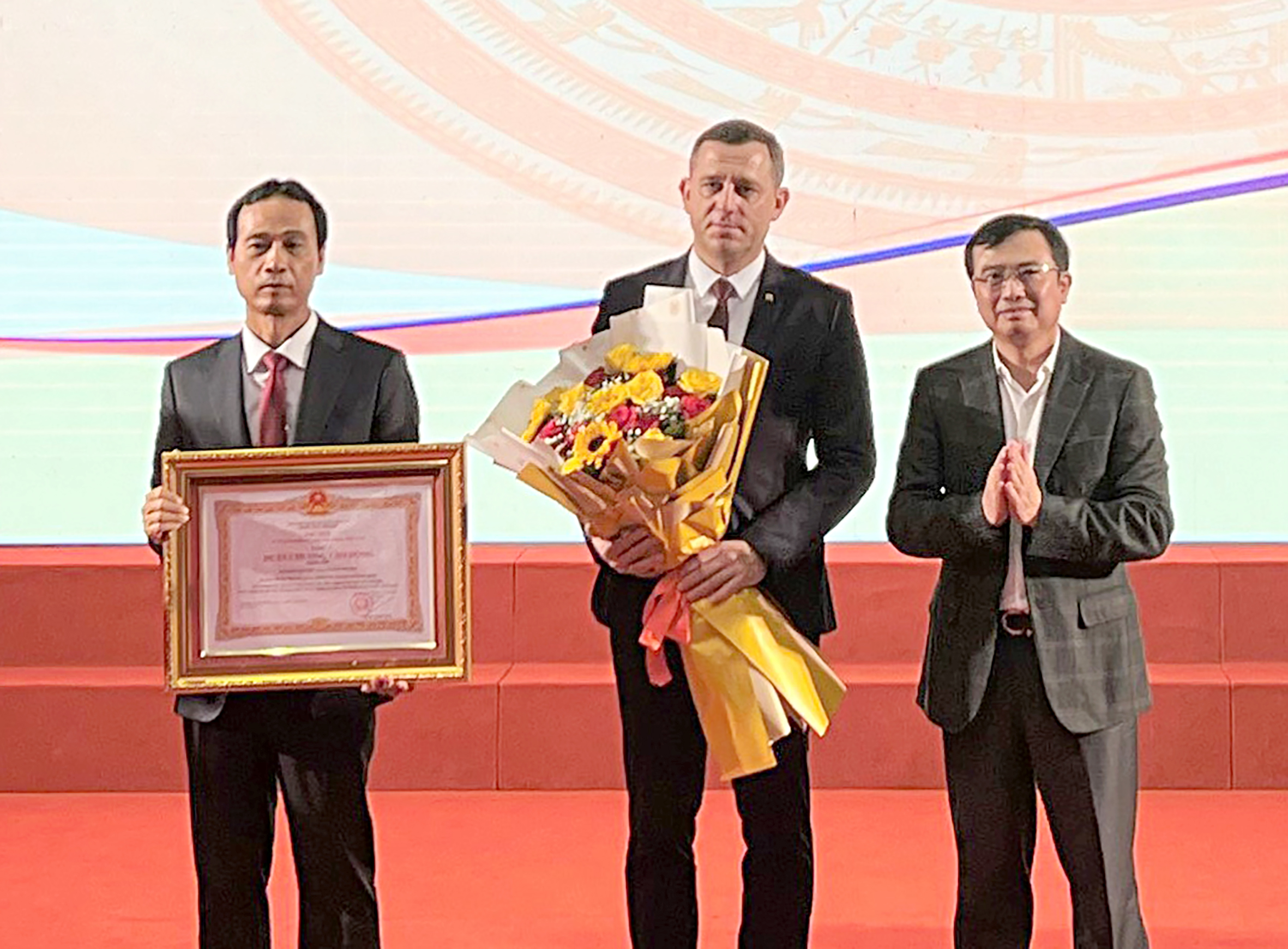 Thừa ủy quyền của Chủ tịch nước, Bí thư Đảng ủy, Chủ tịch HĐTV Petrovietnam Hoàng Quốc Vượng trao Huân chương Lao động hạng Ba cho Vietsovpetro.