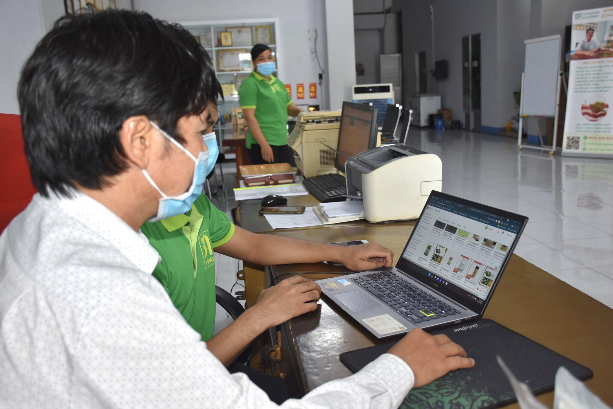 Việc tham gia thương mại điện tử còn giúp nông sản tiêu thụ nhanh hơn, góp phần giảm thiểu thiệt hại cho nông dân. Trong ảnh: Sản phẩm của HTX NN-TM-DL Bầu May (huyện Xuyên Mộc) lên sàn TMĐT)