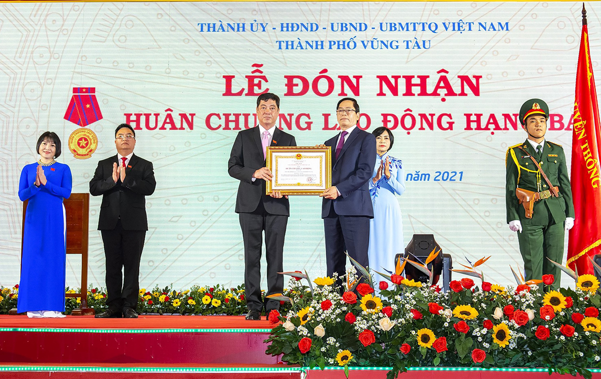 Ông Phạm Viết Thanh, Ủy viên Trung ương Đảng, Bí thư Tỉnh ủy, Chủ tịch HĐND tỉnh trao Huân Chương Lao động hạng Ba cho Đảng bộ, Chính quyền và Nhân dân TP. Vũng Tàu.