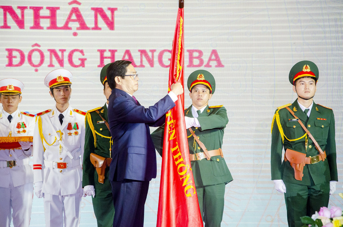 Ông Phạm Viết Thanh, Ủy viên Trung ương Đảng, Bí thư Tỉnh ủy, Chủ tịch HĐND tỉnh gắn Huân Chương Lao động hạng Ba lên Cờ truyền thống của Đảng bộ, Chính quyền và Nhân dân TP. Vũng Tàu.