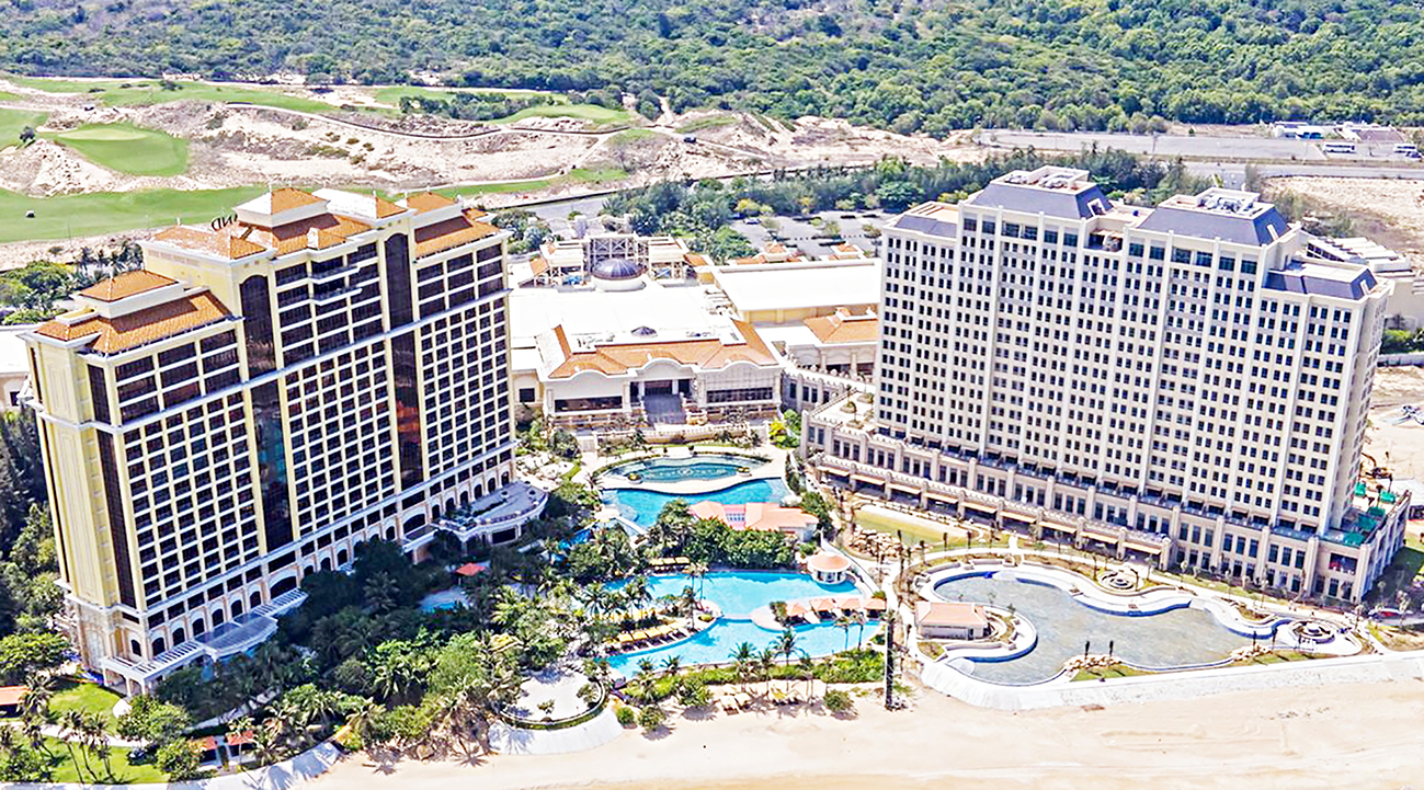 Tòa tháp khách sạn nghỉ dưỡng thứ 2 mang tên Holiday Inn Resort Ho Tram Beach (bên phải) đưa vào sử dụng nâng tổng số phòng của Hồ Tràm Strip lên hơn 1.100 phòng tiêu chuẩn 5 sao quốc tế. Ảnh: ĐĂNG KHOA