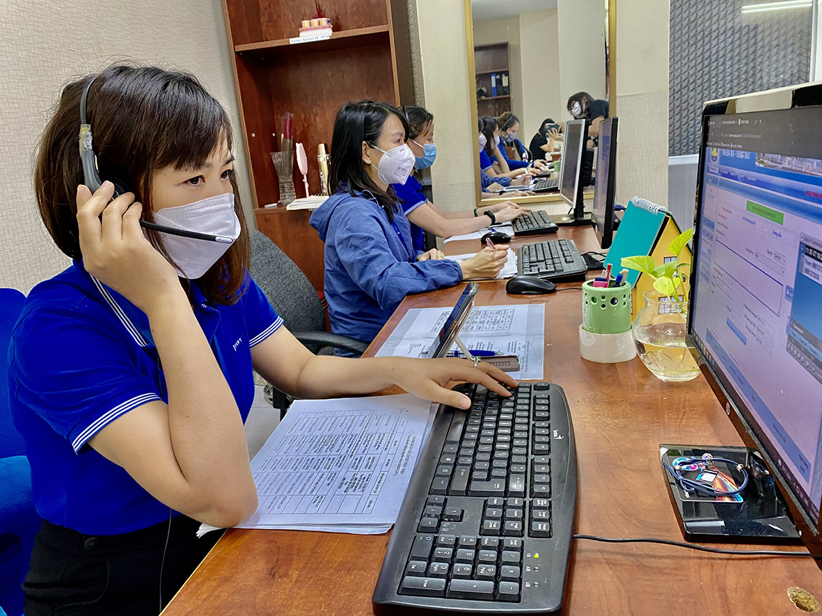 Hội nghị tập huấn nghiệp vụ thông tin cơ sở nhằm đẩy mạnh công tác thông tin cơ sở trong tình hình mới. Trong ảnh: Nhân viên thông tin Tổng đài đường dây nóng của tỉnh tiếp nhận và trả lời câu hỏi của người dân liên quan đến dịch COVID-19.