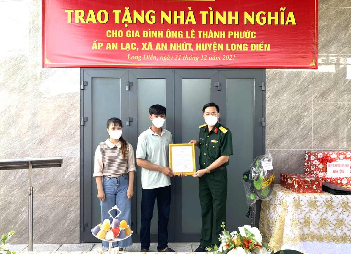 Đại diện Bộ CHQS tỉnh trao quyết định tặng 