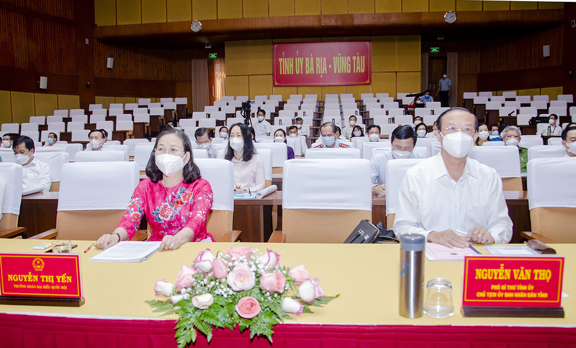 Bà Nguyễn Thị Yến, Phó Bí thư Thường trực Tỉnh ủy, Trưởng Đoàn ĐBQH tỉnh, Ủy viên Ủy ban Tài chính, Ngân sách của Quốc hội; ông Nguyễn Văn Thọ, Phó Bí thư Tỉnh ủy, Chủ tịch UBND tỉnh cùng các đại biểu tham dự Hội nghị.