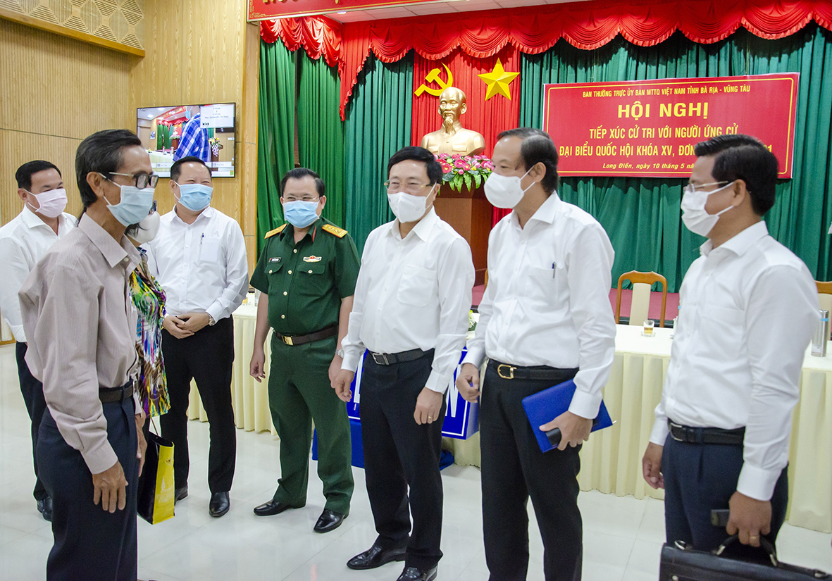 Phó Thủ tướng Thường trực Chính phủ, ĐBQH tỉnh BR-VT khoá XV Phạm Bình Minh (thứ 3 từ phải qua) cùng lãnh đạo tỉnh BR-VT TXCT huyện Long Điền tháng 5/2021.
