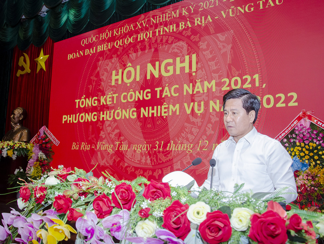 Ông Bùi Chí Thành Ủy viên Ban Thường vụ Tỉnh ủy, Chủ tịch UBMTTQVN tỉnh phát biểu tham luận về công tác tiếp nhận, tổng hợp ý kiến, kiến nghị của cử tri.