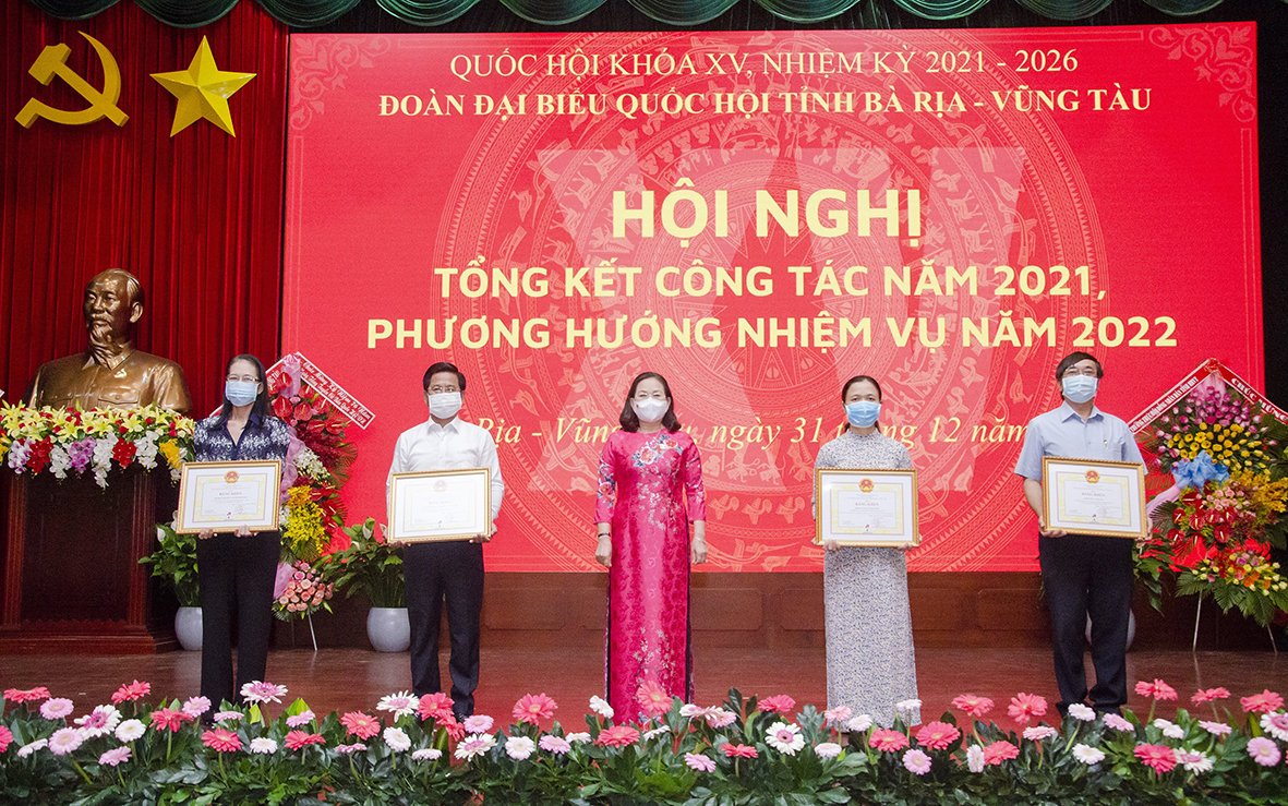 Bà Nguyễn Thị Yến, Phó Bí thư Thường trực Tỉnh ủy, Trưởng Đoàn ĐBQH tỉnh, Ủy viên Ủy ban Tài chính, Ngân sách của Quốc hội trao Bằng khen của Chủ tịch UBND tỉnh cho các tập thể có thành tích xuất sắc trong công tác phối hợp và thực hiện nhiệm vụ của Đoàn ĐBQH năm 2021.