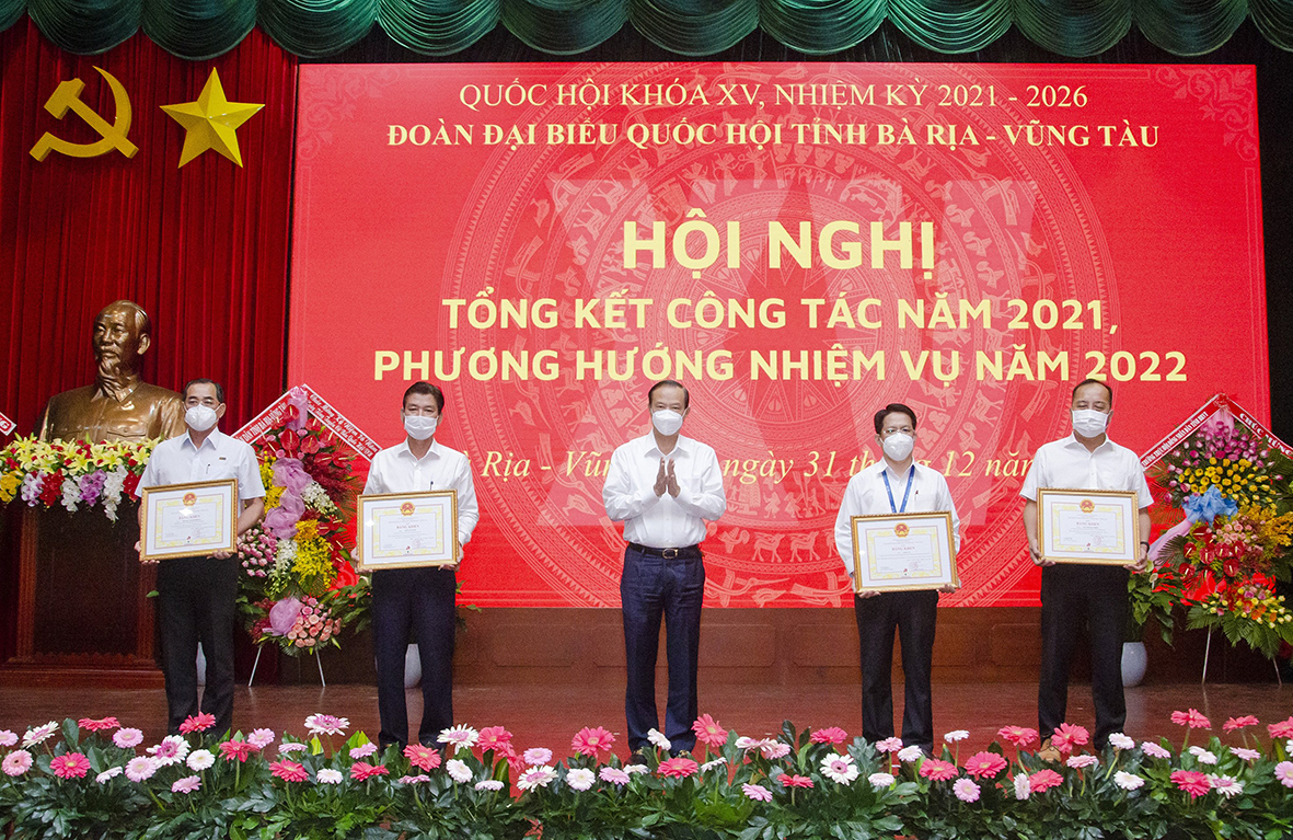 Ông Nguyễn Văn Thọ, Phó Bí thư Tỉnh ủy, Chủ tịch UBND tỉnh tặng Bằng khen cho các cá nhân có thành tích xuất sắc trong công tác phối hợp và thực hiện nhiệm vụ của Đoàn ĐBQH năm 2021.