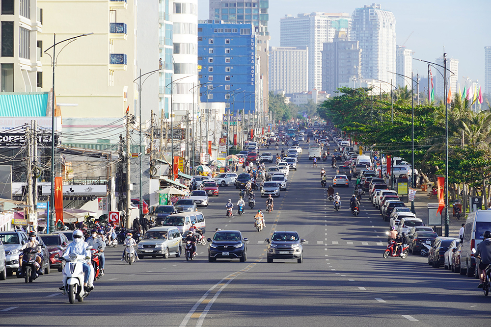 Đường Thùy Vân nhộn nhịp người xe trong buổi sáng 1/1.