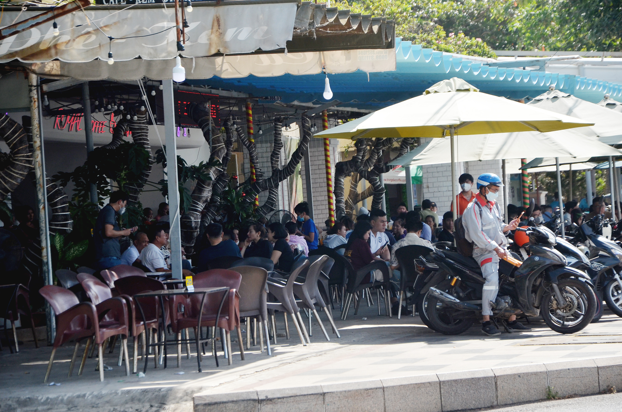 Một quán cà phê trên đường Quang Trung, TP. Vũng Tàu khá đông khách.