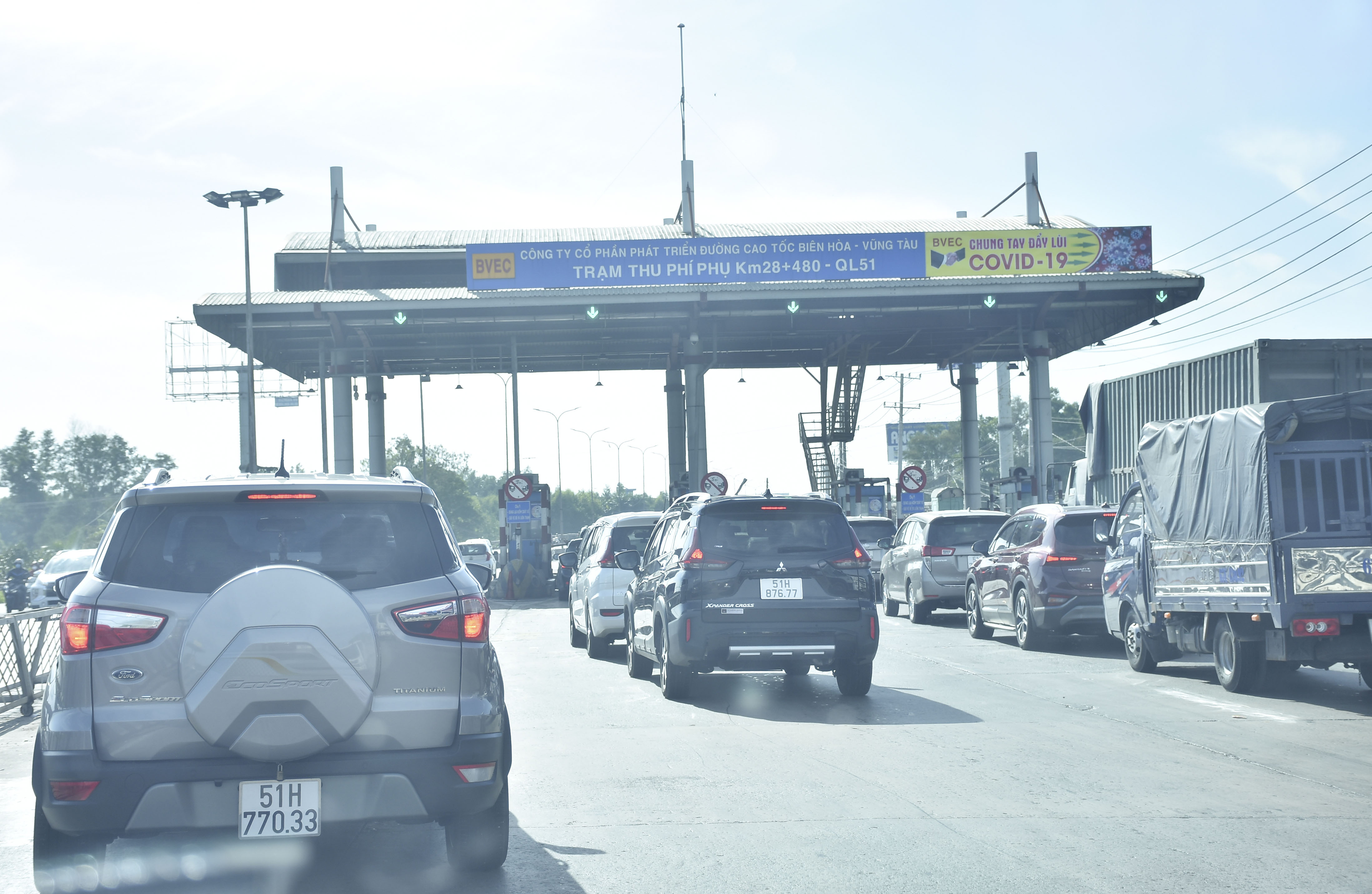 Xe ngoại tỉnh hướng về Vũng Tàu trưa 2/1.