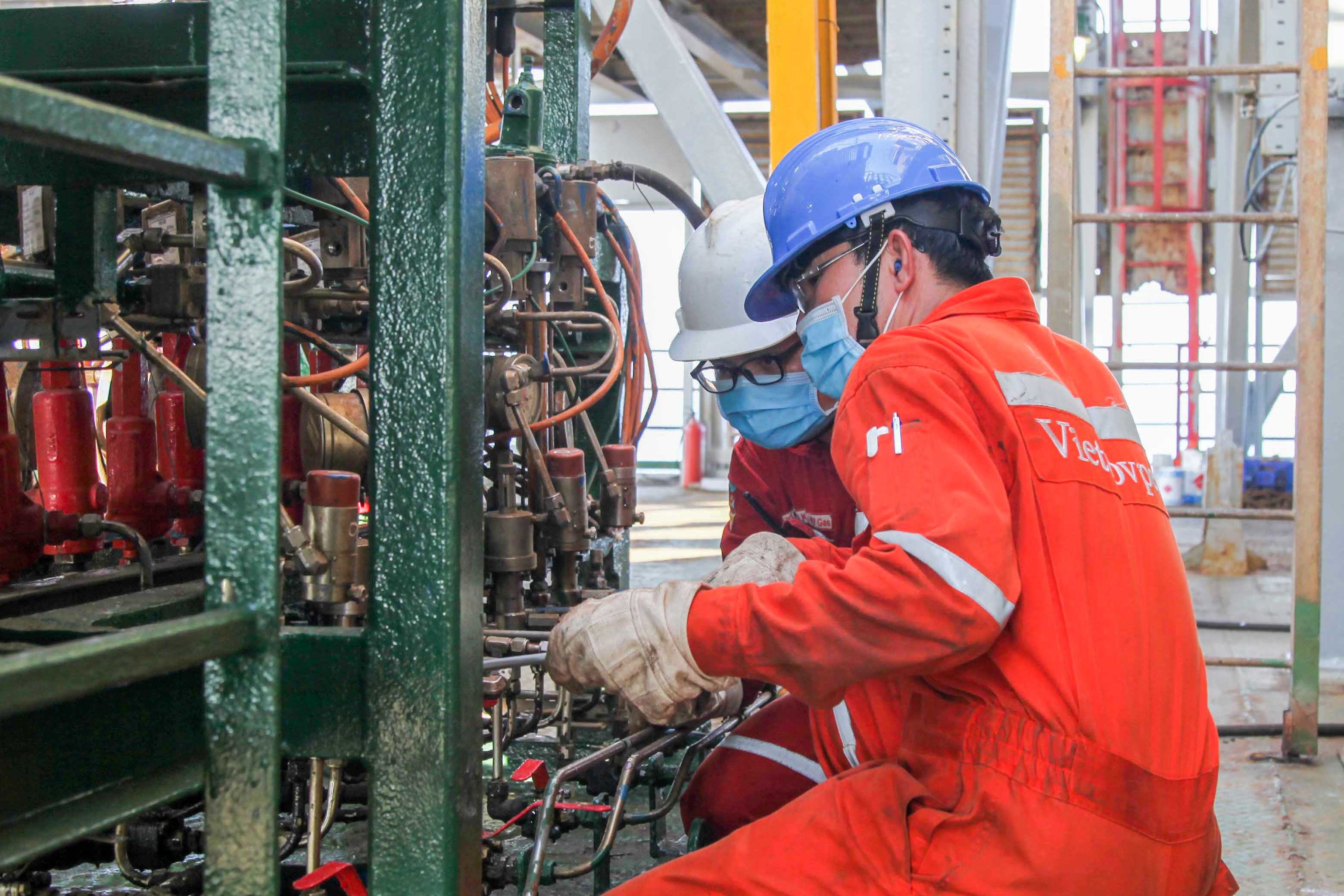 Kỹ sư, công nhân Vietsovpetro làm việc trên giàn khoan.