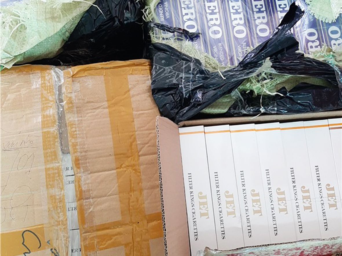 Phòng Cảnh sát kinh tế-Công an tỉnh thu giữ số thuốc lá lậu tại cửa hàng tạp hóa Sơn Bé do Dung làm chủ.