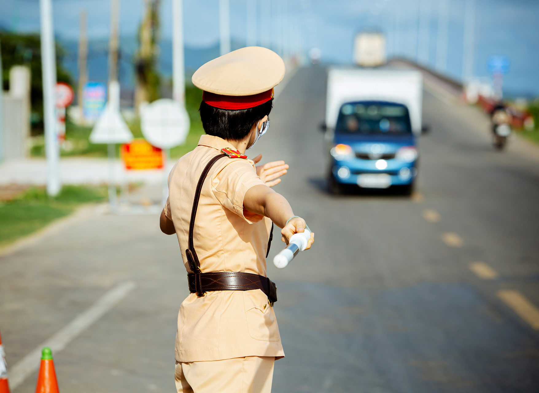 Lực lượng CSGT-Công an TP. Vũng Tàu ra hiệu dừng xe kiểm tra giấy tờ phương tiện tại chốt kiểm tra y tế cầu Cửa Lấp trong thời điểm tỉnh BR-VT phòng, chống dịch.