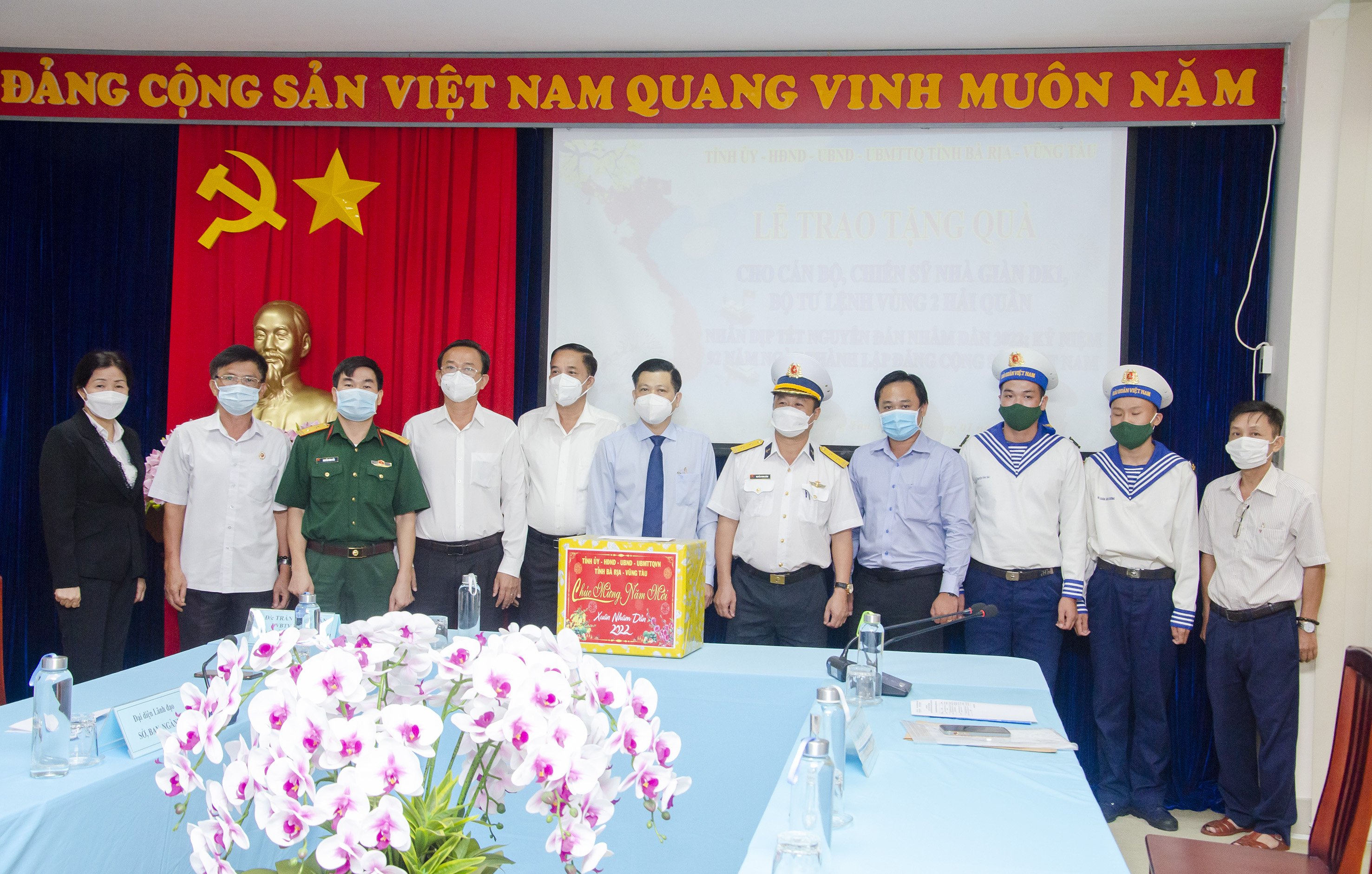 Ông Trần Văn Tuấn (thứ sáu từ trái qua), Ủy viên Ban Thường vụ Tỉnh ủy, Phó Chủ tịch UBND tỉnh trao quà Tết cho đại diện Tiểu đoàn DK1.