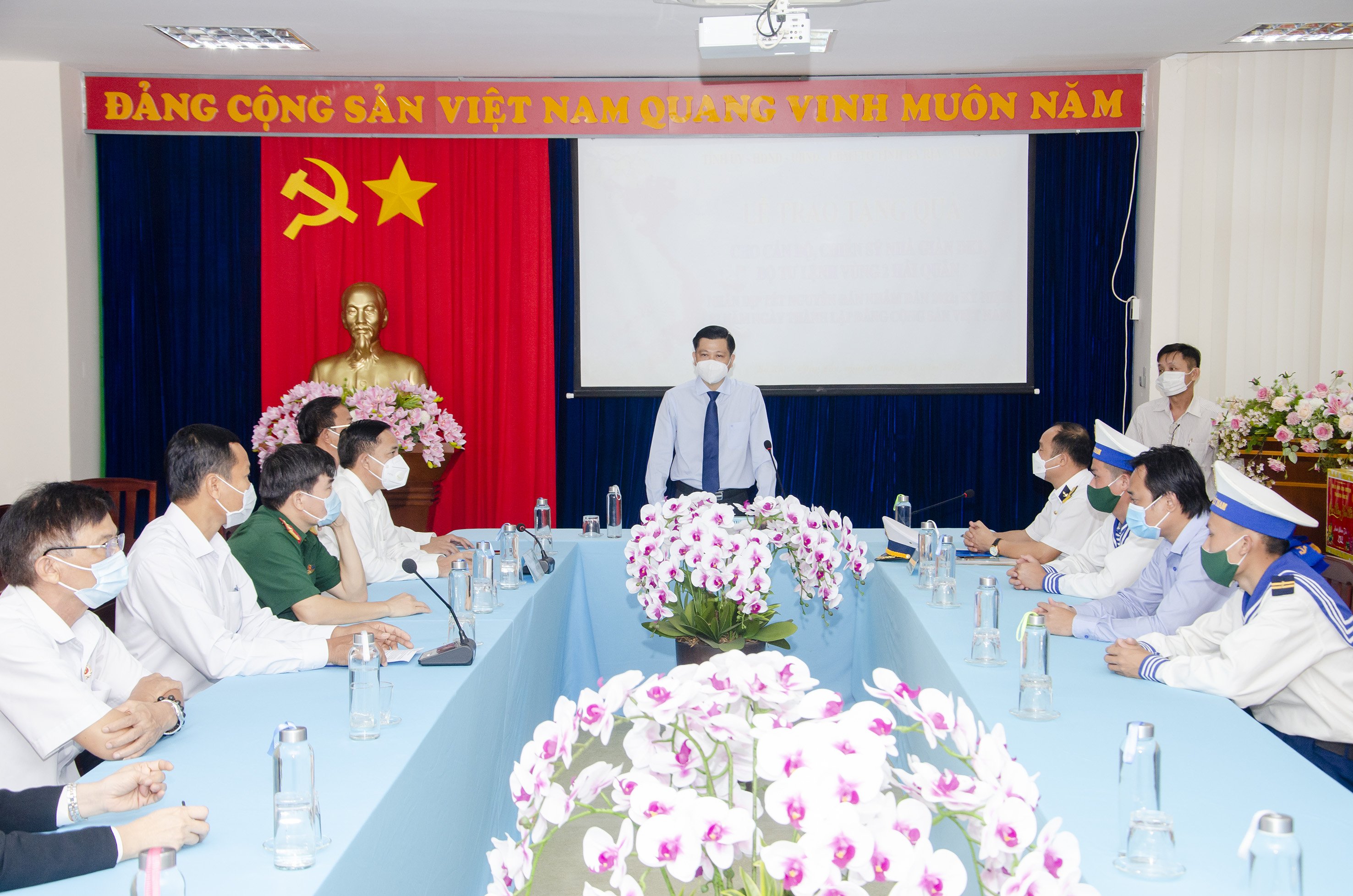 Ông Trần Văn Tuấn, Ủy viên Ban Thường vụ Tỉnh ủy, Phó Chủ tịch UBND tỉnh phát biểu tại Lễ trao tặng quà.