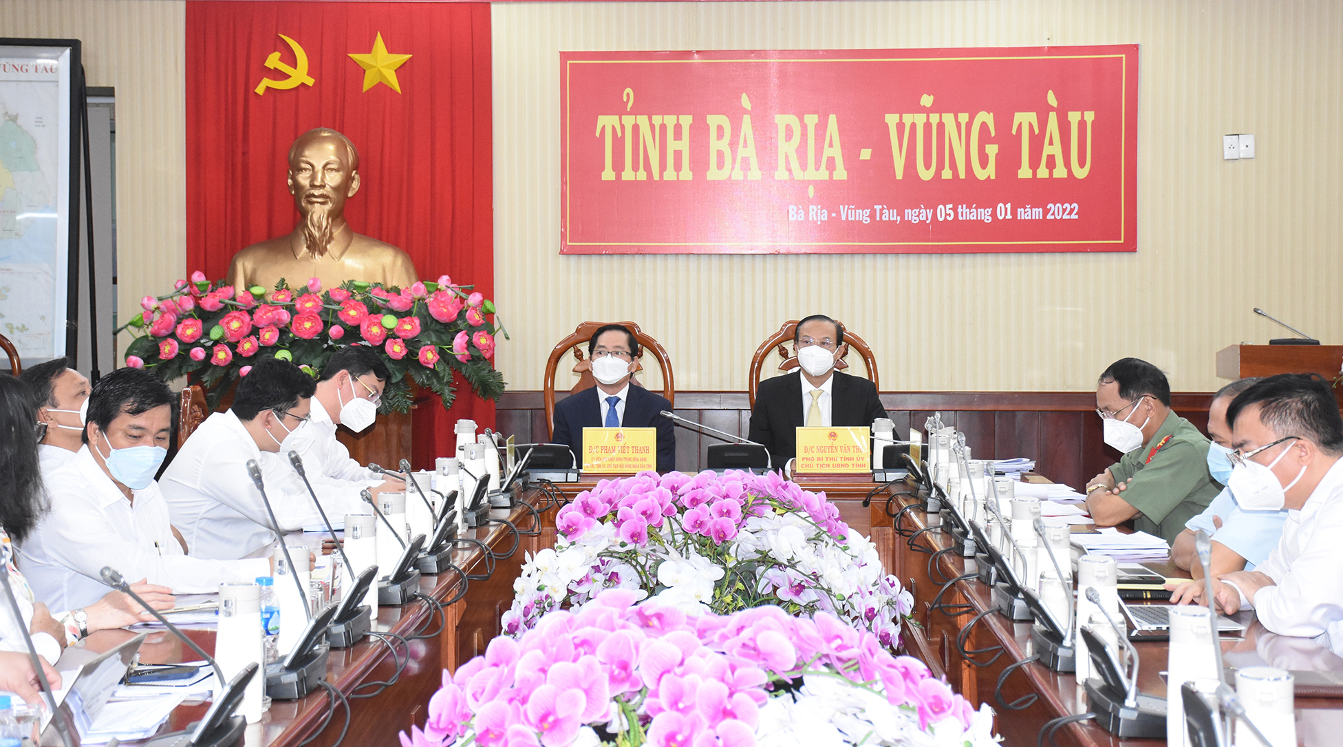 Ông Phạm Viết Thanh, Ủy viên Trung ương Đảng, Bí thư tỉnh ủy, Chủ tịch HĐND tỉnh; ông Nguyễn Văn Thọ, Chủ tịch UBND tỉnh và các đại biểu tham dự hội nghị tại đầu cầu tỉnh BR-VT.