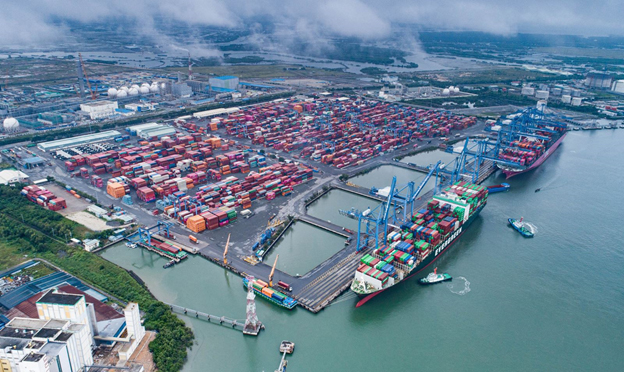 Phú Mỹ tập trung các khu công nghiệp lớn đã đi vào hoạt động và cảng biển quốc tế Cái Mép- Thị Vải hàng năm thu hút lượng lớn lượt lao động vào khu vực sinh sống và làm việc.