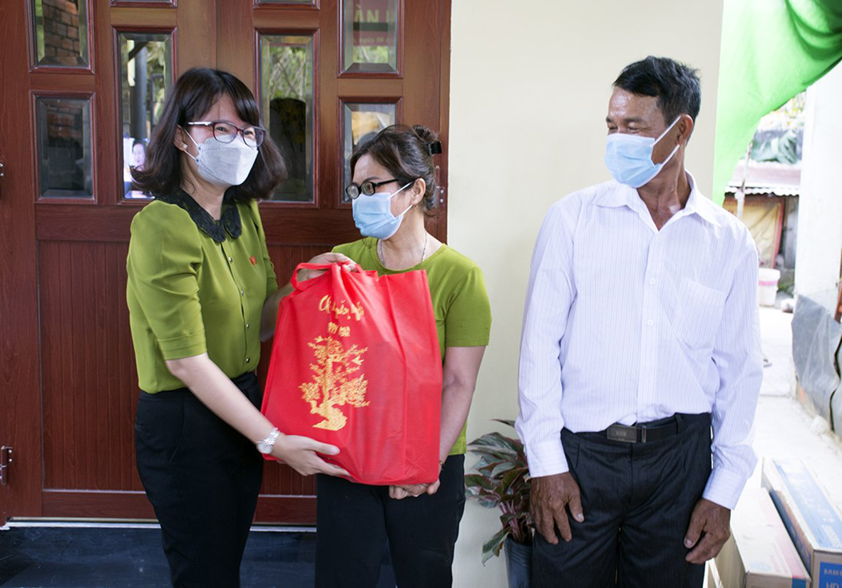 Đại diện UBMTTQ Việt Nam TP. Bà Rịa tặng quà chúc mừng gia đình bà Nguyễn Thị Kim Vui, Tổ 3, khu phố 4, phường Long Toàn nhận nhà Đại đoàn kết.