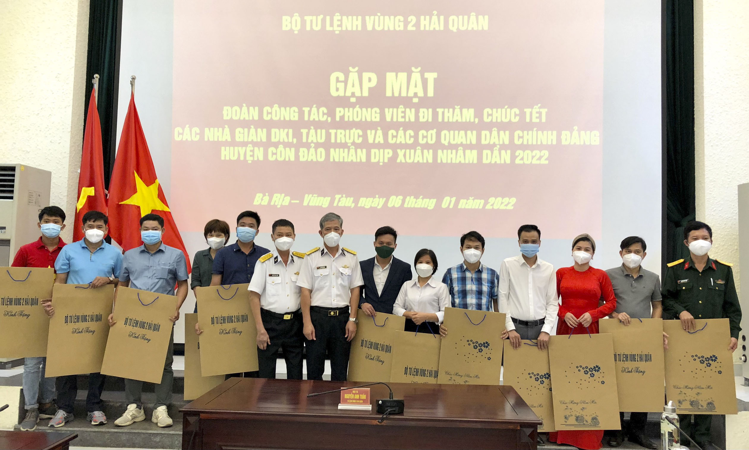 Lãnh đạo Vùng 2 Hải quân tặng quà các phóng viên tham gia chuyến đi thăm, chúc Tết nhà giàn DK1 và huyện Côn Đảo.